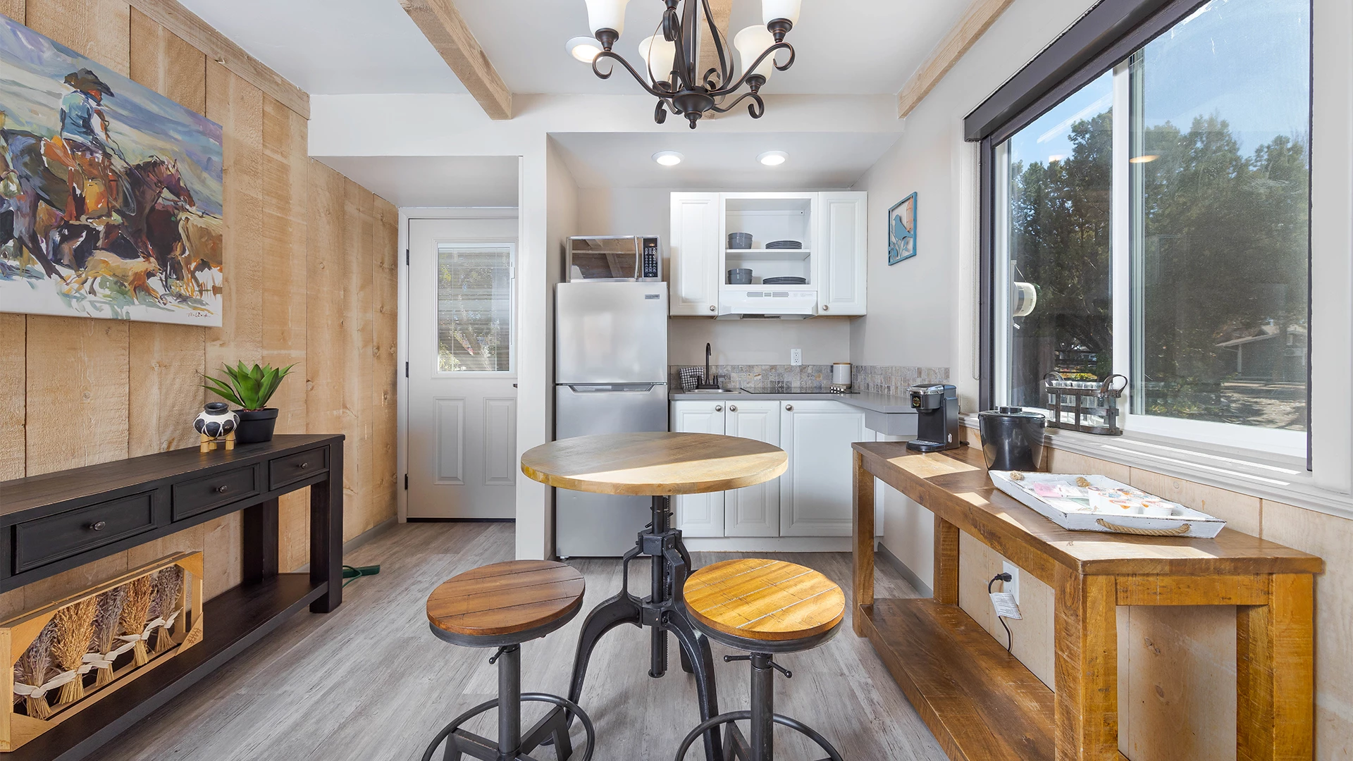 Cottage Queen at Sky Ranch Lodge — image 4 of 5