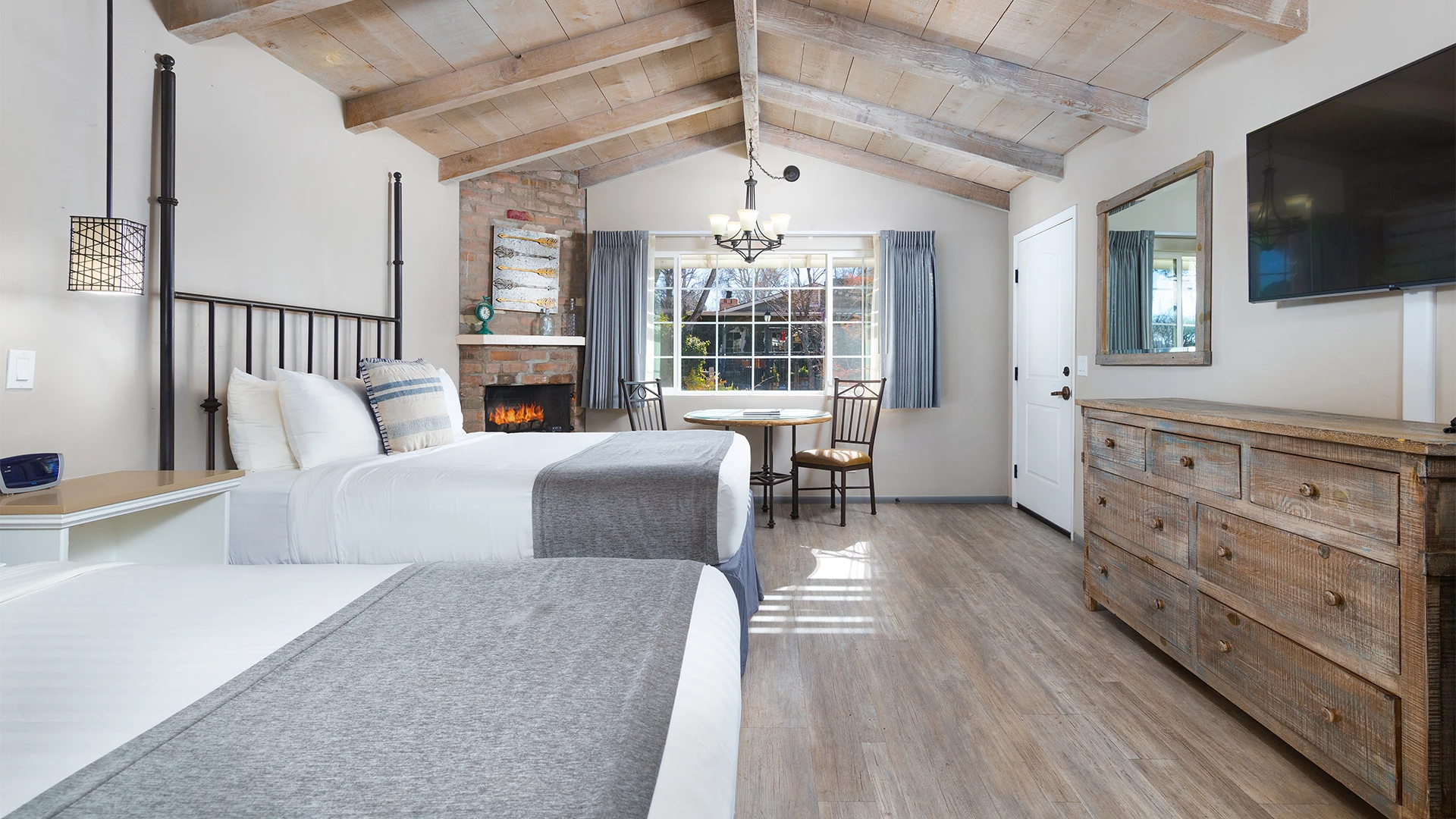 Deluxe Garden Queen at Sky Ranch Lodge — image 1 of 2