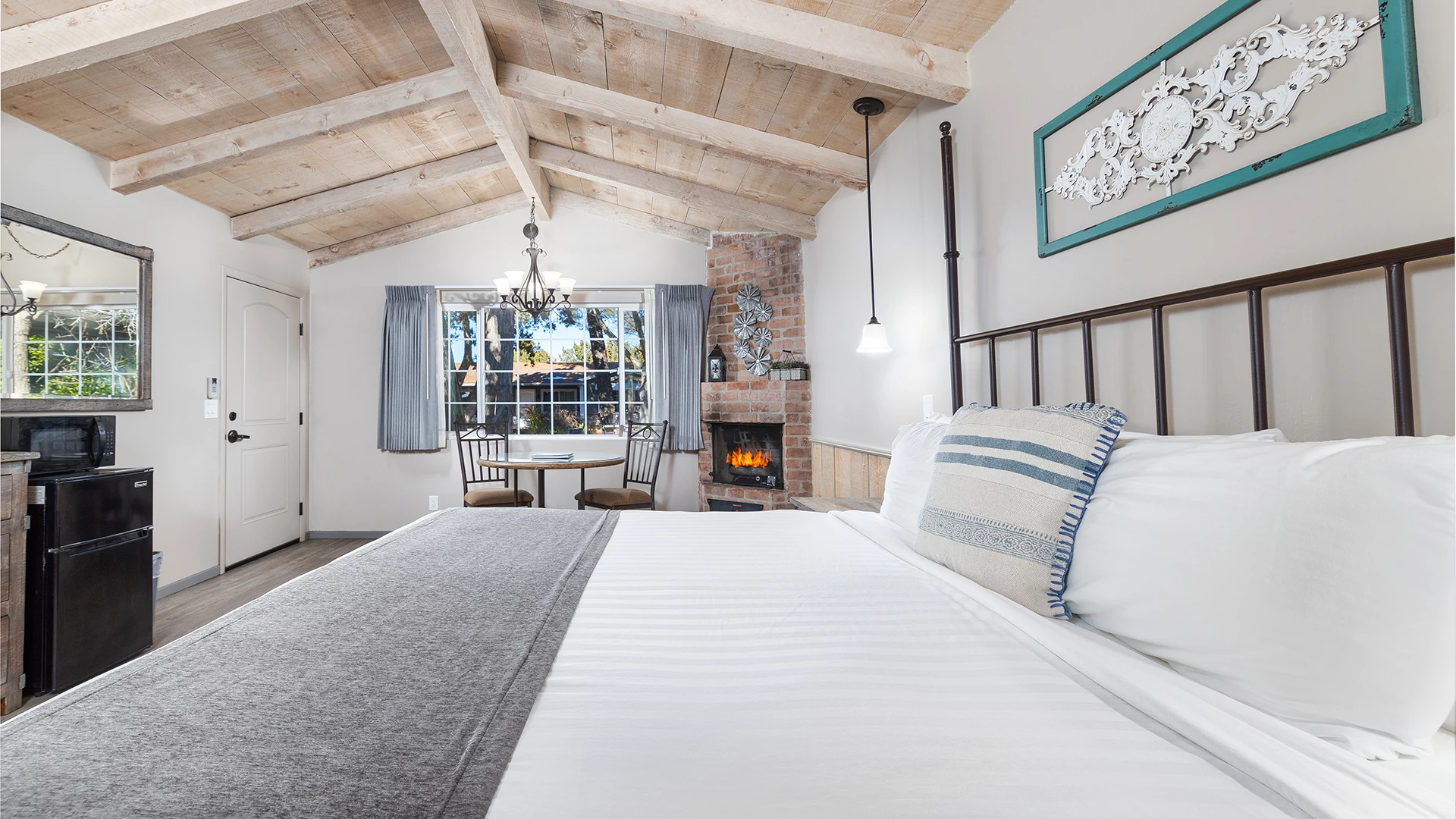 Deluxe Garden King at Sky Ranch Lodge — image 1 of 1