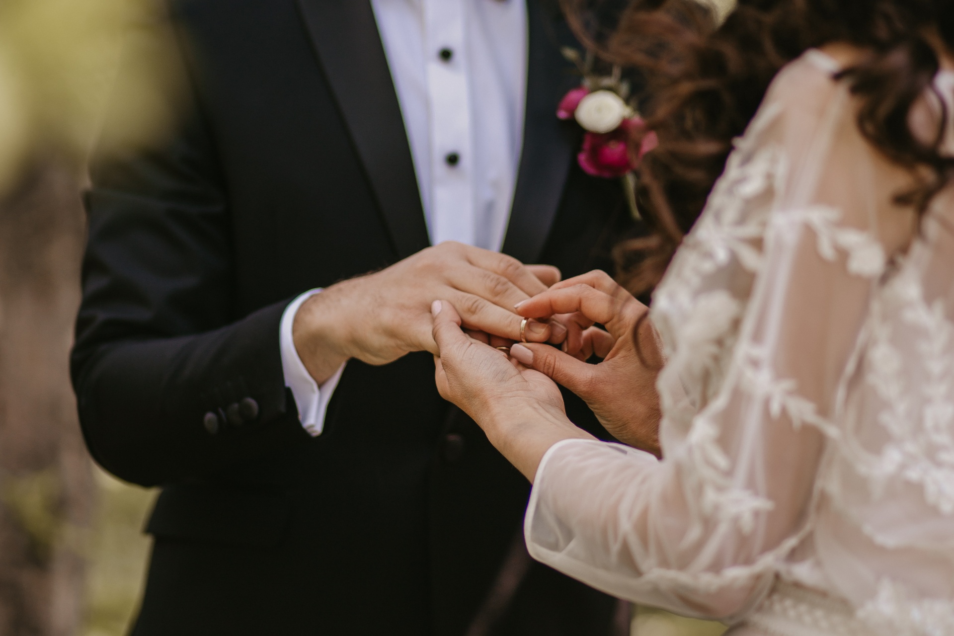 Bride and groom exchanging rings at a Sky Ranch Lodge wedding